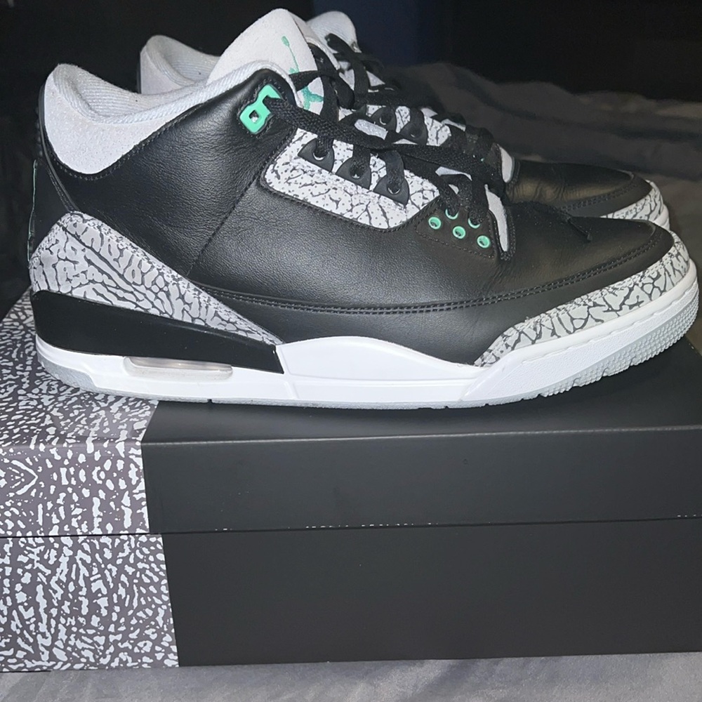 Jordan(retro 3) Green glow size 12 Box condition great shoe condition Good.